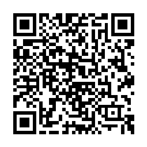 他们边上楼边用一种怨毒的表情看着这些学生们二维码生成